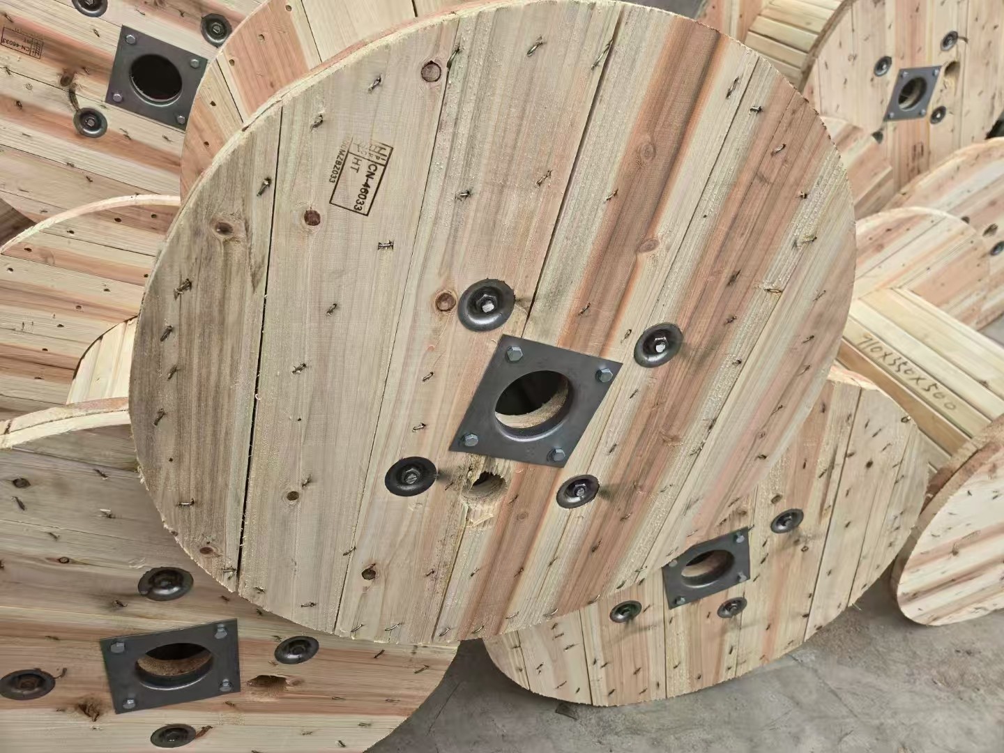 Waarom gebruiken we gefumineerde houten vaten voor de export van kabels?